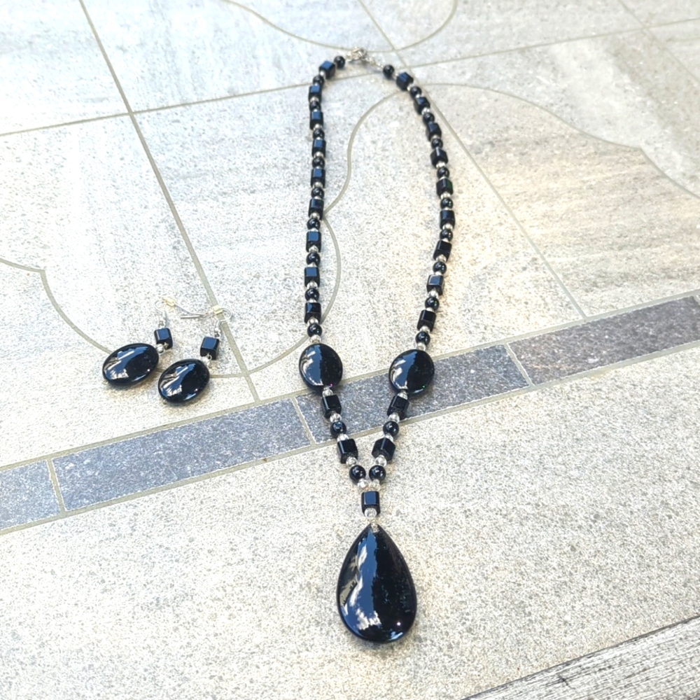 Necklace and earrings set. Black Onix stone